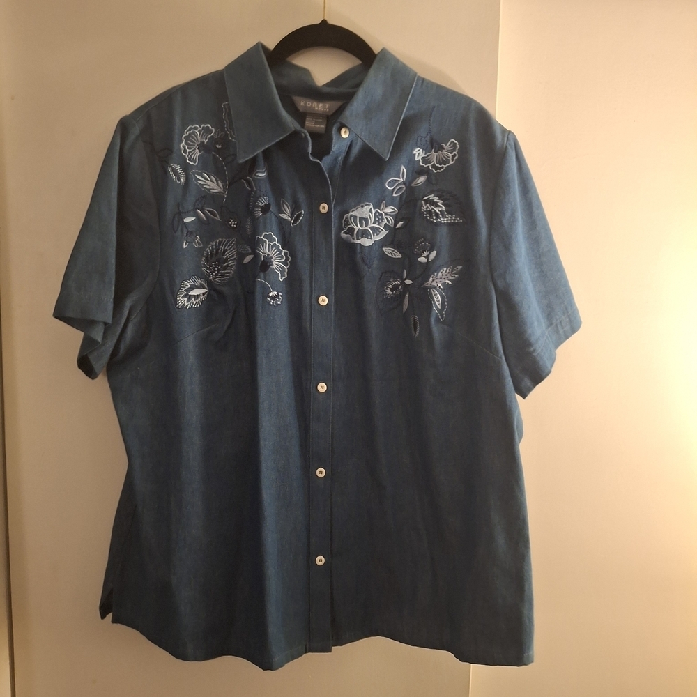 Koret Womem's Denim Blue Floral Embroidered Short Sleeve Shirt